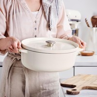 Утятница чугунная с крышкой KitchenAid Cast Iron 5,6 л миндальный крем CC006062-001